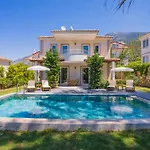 Ovacikta 6 Kisilik Oezel Havuzlu Royal 2 Vilă *