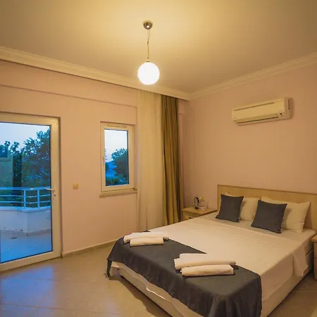 Ovacikta 6 Kisilik Oezel Havuzlu Royal 2 * فتحية